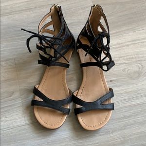 Strappy sandals with ties